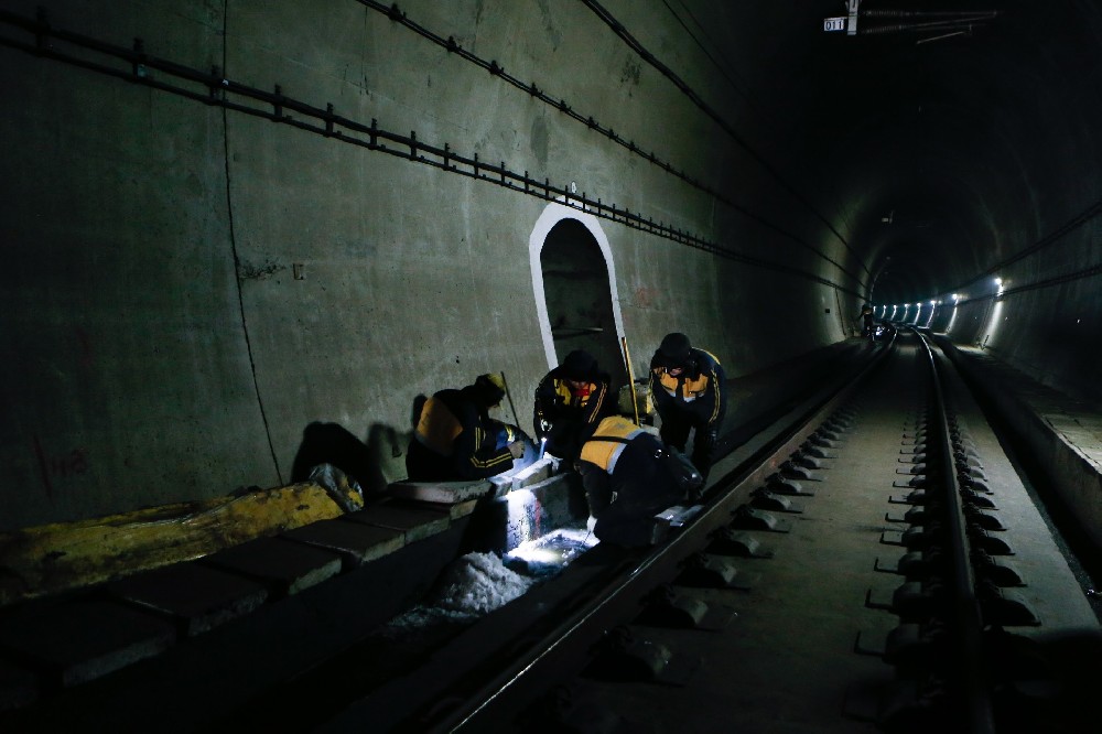 和林格尔铁路运营隧道病害现状